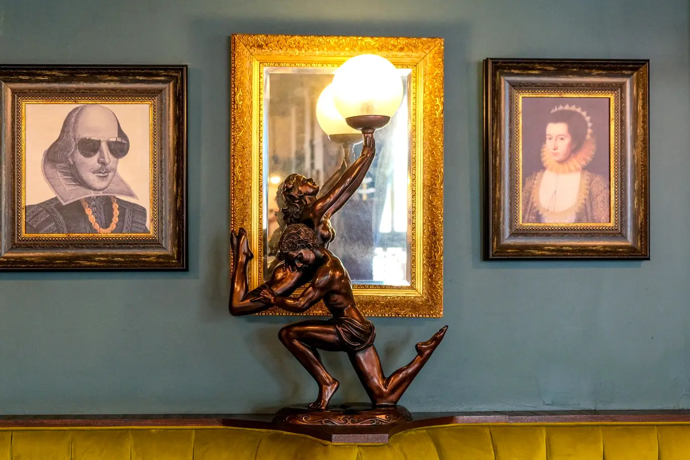 Vergoldete Figur mit Ornamenten